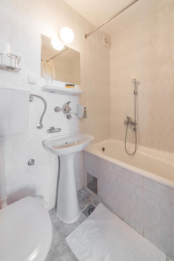 R Club Apartments Old Town บุดวา ภายนอก รูปภาพ